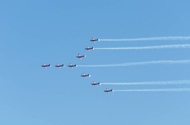 Torre Del Mar, İspanya - 29 Temmuz 2018 uçakları uçan plaj bir sahil kasabasında, Andalusia içinde airshow akrobasi üzerinden