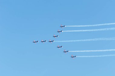 Torre Del Mar, İspanya - 29 Temmuz 2018 uçakları uçan plaj bir sahil kasabasında, Andalusia içinde airshow akrobasi üzerinden