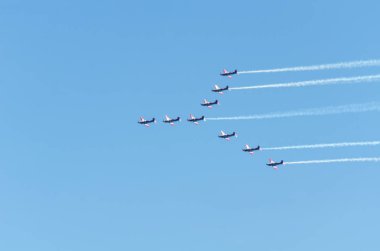 Torre Del Mar, İspanya - 29 Temmuz 2018 uçakları uçan plaj bir sahil kasabasında, Andalusia içinde airshow akrobasi üzerinden