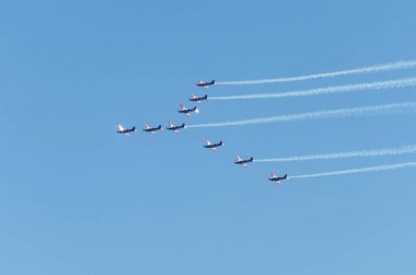 Torre Del Mar, İspanya - 29 Temmuz 2018 uçakları uçan plaj bir sahil kasabasında, Andalusia içinde airshow akrobasi üzerinden