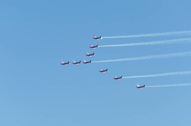 Torre Del Mar, İspanya - 29 Temmuz 2018 uçakları uçan plaj bir sahil kasabasında, Andalusia içinde airshow akrobasi üzerinden