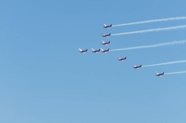 Torre Del Mar, İspanya - 29 Temmuz 2018 uçakları uçan plaj bir sahil kasabasında, Andalusia içinde airshow akrobasi üzerinden
