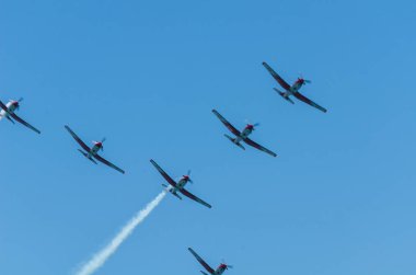 Torre Del Mar, İspanya - 29 Temmuz 2018 uçakları uçan plaj bir sahil kasabasında, Andalusia içinde airshow akrobasi üzerinden