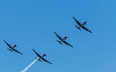 Torre Del Mar, İspanya - 29 Temmuz 2018 uçakları uçan plaj bir sahil kasabasında, Andalusia içinde airshow akrobasi üzerinden