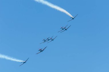 Torre Del Mar, İspanya - 29 Temmuz 2018 uçakları uçan plaj bir sahil kasabasında, Andalusia içinde airshow akrobasi üzerinden