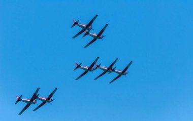 Torre Del Mar, İspanya - 29 Temmuz 2018 uçakları uçan plaj bir sahil kasabasında, Andalusia içinde airshow akrobasi üzerinden