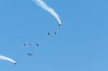Torre Del Mar, İspanya - 29 Temmuz 2018 uçakları uçan plaj bir sahil kasabasında, Andalusia içinde airshow akrobasi üzerinden