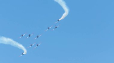 Torre Del Mar, İspanya - 29 Temmuz 2018 uçakları uçan plaj bir sahil kasabasında, Andalusia içinde airshow akrobasi üzerinden