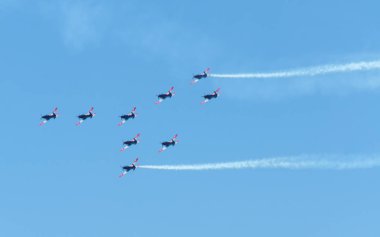 Torre Del Mar, İspanya - 29 Temmuz 2018 uçakları uçan plaj bir sahil kasabasında, Andalusia içinde airshow akrobasi üzerinden