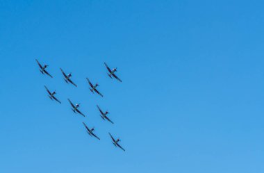 Torre Del Mar, İspanya - 29 Temmuz 2018 uçakları uçan plaj bir sahil kasabasında, Andalusia içinde airshow akrobasi üzerinden