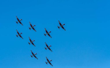 Torre Del Mar, İspanya - 29 Temmuz 2018 uçakları uçan plaj bir sahil kasabasında, Andalusia içinde airshow akrobasi üzerinden