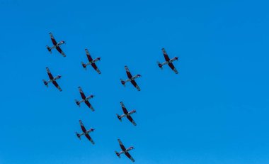 Torre Del Mar, İspanya - 29 Temmuz 2018 uçakları uçan plaj bir sahil kasabasında, Andalusia içinde airshow akrobasi üzerinden