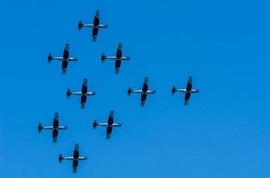 Torre Del Mar, İspanya - 29 Temmuz 2018 uçakları uçan plaj bir sahil kasabasında, Andalusia içinde airshow akrobasi üzerinden