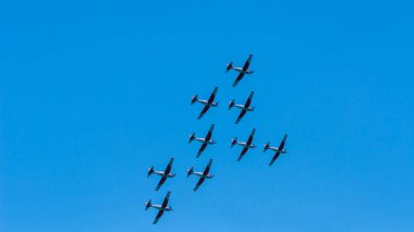 Torre Del Mar, İspanya - 29 Temmuz 2018 uçakları uçan plaj bir sahil kasabasında, Andalusia içinde airshow akrobasi üzerinden