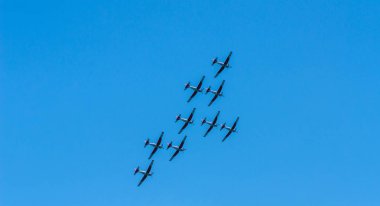 Torre Del Mar, İspanya - 29 Temmuz 2018 uçakları uçan plaj bir sahil kasabasında, Andalusia içinde airshow akrobasi üzerinden