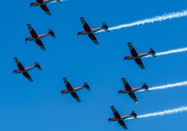 Torre Del Mar, İspanya - 29 Temmuz 2018 uçakları uçan plaj bir sahil kasabasında, Andalusia içinde airshow akrobasi üzerinden
