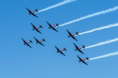 Torre Del Mar, İspanya - 29 Temmuz 2018 uçakları uçan plaj bir sahil kasabasında, Andalusia içinde airshow akrobasi üzerinden