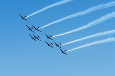 Torre Del Mar, İspanya - 29 Temmuz 2018 uçakları uçan plaj bir sahil kasabasında, Andalusia içinde airshow akrobasi üzerinden