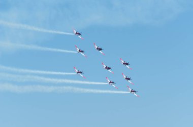 Torre Del Mar, İspanya - 29 Temmuz 2018 uçakları uçan plaj bir sahil kasabasında, Andalusia içinde airshow akrobasi üzerinden