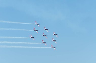 Torre Del Mar, İspanya - 29 Temmuz 2018 uçakları uçan plaj bir sahil kasabasında, Andalusia içinde airshow akrobasi üzerinden