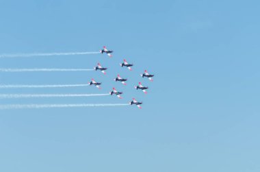 Torre Del Mar, İspanya - 29 Temmuz 2018 uçakları uçan plaj bir sahil kasabasında, Andalusia içinde airshow akrobasi üzerinden