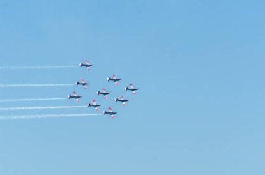 Torre Del Mar, İspanya - 29 Temmuz 2018 uçakları uçan plaj bir sahil kasabasında, Andalusia içinde airshow akrobasi üzerinden