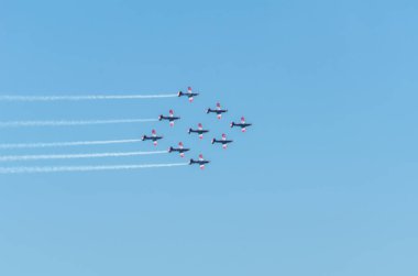 Torre Del Mar, İspanya - 29 Temmuz 2018 uçakları uçan plaj bir sahil kasabasında, Andalusia içinde airshow akrobasi üzerinden