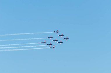 Torre Del Mar, İspanya - 29 Temmuz 2018 uçakları uçan plaj bir sahil kasabasında, Andalusia içinde airshow akrobasi üzerinden