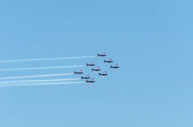 Torre Del Mar, İspanya - 29 Temmuz 2018 uçakları uçan plaj bir sahil kasabasında, Andalusia içinde airshow akrobasi üzerinden