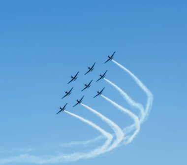 Torre Del Mar, İspanya - 29 Temmuz 2018 uçakları uçan plaj bir sahil kasabasında, Andalusia içinde airshow akrobasi üzerinden