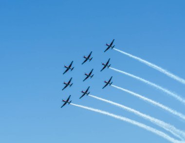 Torre Del Mar, İspanya - 29 Temmuz 2018 uçakları uçan plaj bir sahil kasabasında, Andalusia içinde airshow akrobasi üzerinden