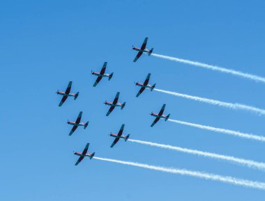Torre Del Mar, İspanya - 29 Temmuz 2018 uçakları uçan plaj bir sahil kasabasında, Andalusia içinde airshow akrobasi üzerinden