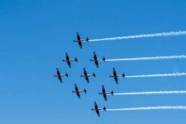 Torre Del Mar, İspanya - 29 Temmuz 2018 uçakları uçan plaj bir sahil kasabasında, Andalusia içinde airshow akrobasi üzerinden