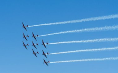 Torre Del Mar, İspanya - 29 Temmuz 2018 uçakları uçan plaj bir sahil kasabasında, Andalusia içinde airshow akrobasi üzerinden