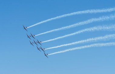 Torre Del Mar, İspanya - 29 Temmuz 2018 uçakları uçan plaj bir sahil kasabasında, Andalusia içinde airshow akrobasi üzerinden