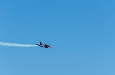 Torre Del Mar, İspanya - 29 Temmuz 2018 uçakları uçan plaj bir sahil kasabasında, Andalusia içinde airshow akrobasi üzerinden