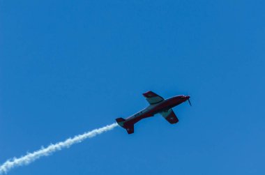 Torre Del Mar, İspanya - 29 Temmuz 2018 uçakları uçan plaj bir sahil kasabasında, Andalusia içinde airshow akrobasi üzerinden