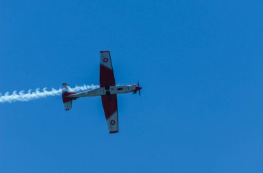 Torre Del Mar, İspanya - 29 Temmuz 2018 uçakları uçan plaj bir sahil kasabasında, Andalusia içinde airshow akrobasi üzerinden