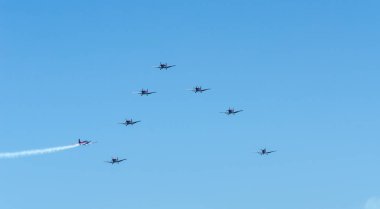 Torre Del Mar, İspanya - 29 Temmuz 2018 uçakları uçan plaj bir sahil kasabasında, Andalusia içinde airshow akrobasi üzerinden