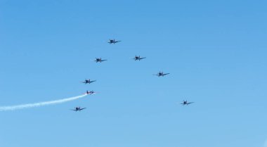 Torre Del Mar, İspanya - 29 Temmuz 2018 uçakları uçan plaj bir sahil kasabasında, Andalusia içinde airshow akrobasi üzerinden