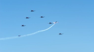 Torre Del Mar, İspanya - 29 Temmuz 2018 uçakları uçan plaj bir sahil kasabasında, Andalusia içinde airshow akrobasi üzerinden