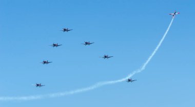 Torre Del Mar, İspanya - 29 Temmuz 2018 uçakları uçan plaj bir sahil kasabasında, Andalusia içinde airshow akrobasi üzerinden