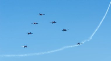 Torre Del Mar, İspanya - 29 Temmuz 2018 uçakları uçan plaj bir sahil kasabasında, Andalusia içinde airshow akrobasi üzerinden