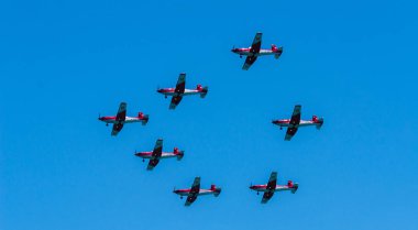 Torre Del Mar, İspanya - 29 Temmuz 2018 uçakları uçan plaj bir sahil kasabasında, Andalusia içinde airshow akrobasi üzerinden