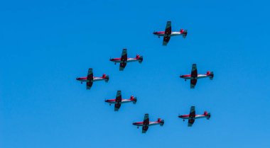 Torre Del Mar, İspanya - 29 Temmuz 2018 uçakları uçan plaj bir sahil kasabasında, Andalusia içinde airshow akrobasi üzerinden
