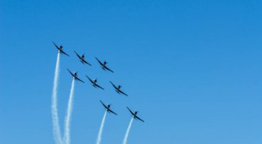 Torre Del Mar, İspanya - 29 Temmuz 2018 uçakları uçan plaj bir sahil kasabasında, Andalusia içinde airshow akrobasi üzerinden