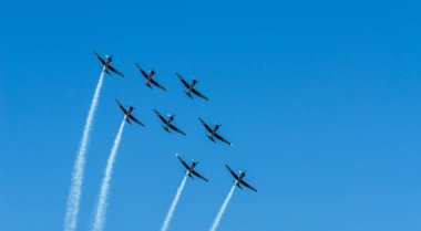 Torre Del Mar, İspanya - 29 Temmuz 2018 uçakları uçan plaj bir sahil kasabasında, Andalusia içinde airshow akrobasi üzerinden