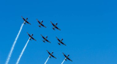 Torre Del Mar, İspanya - 29 Temmuz 2018 uçakları uçan plaj bir sahil kasabasında, Andalusia içinde airshow akrobasi üzerinden