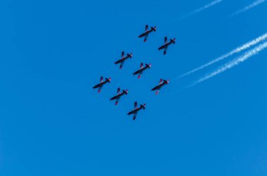 Torre Del Mar, İspanya - 29 Temmuz 2018 uçakları uçan plaj bir sahil kasabasında, Andalusia içinde airshow akrobasi üzerinden