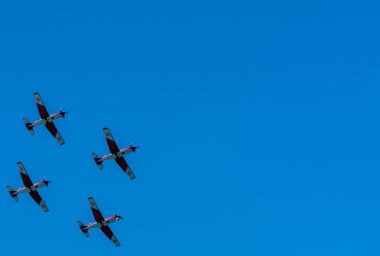 Torre Del Mar, İspanya - 29 Temmuz 2018 uçakları uçan plaj bir sahil kasabasında, Andalusia içinde airshow akrobasi üzerinden